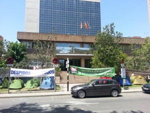 LOS INTERINOS ACAMPADOS A LAS PUERTAS DE LA CONSEJERÍA DE EDUCACIÓN SON AMENAZADOS DE MUERTE DURANTE LA PASADA MADRUGADA.